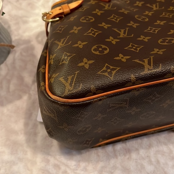 Louis Vuitton authentic Beautiful Good used condition 15x10x5”9.5”drop straps - Picture 4 of 16